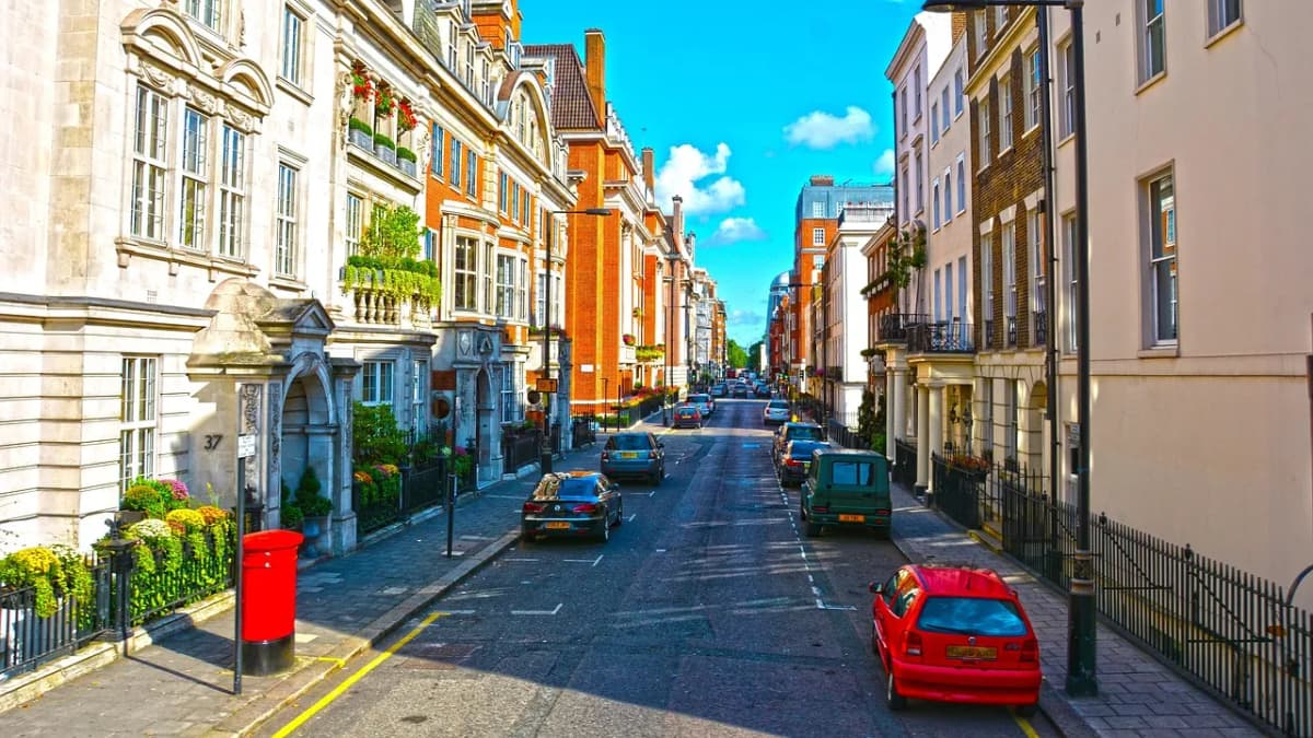 Commuters on a busy London street, as ONS figures show UK vacancies at their lowest level outside the pandemic since 2014