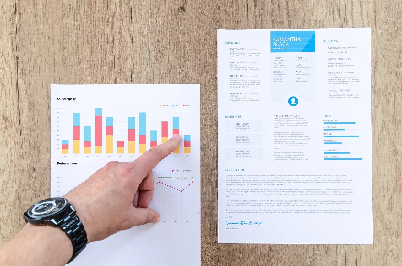 Printed English resume template with experience, education and skills sections beside a bar chart, with a hand pointing at the chart