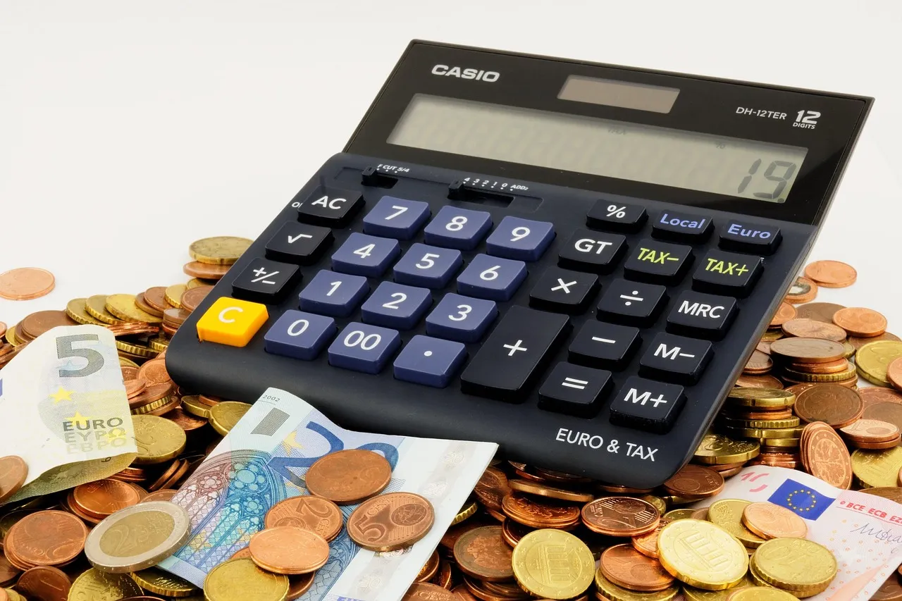 Banknotes next to a piggy bank, a reminder to work out your pay range before the interview