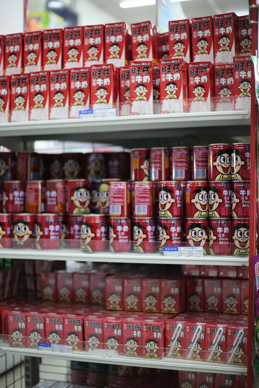 Neatly stocked supermarket shelves in a grocery aisle, similar to the stores where Aldi associates work
