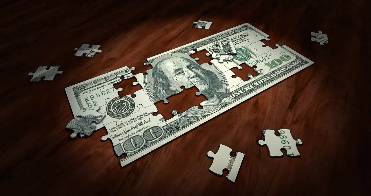 Puzzle pieces and banknotes, illustrating minimum wage changes